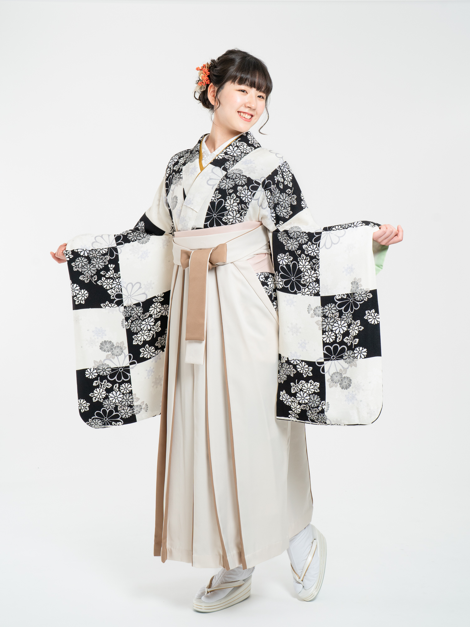 正絹の二尺袖着物と袴のレンタル商品。品番2−２０です。他人とかぶらないオリジナルの着物が嬉しいポイント。