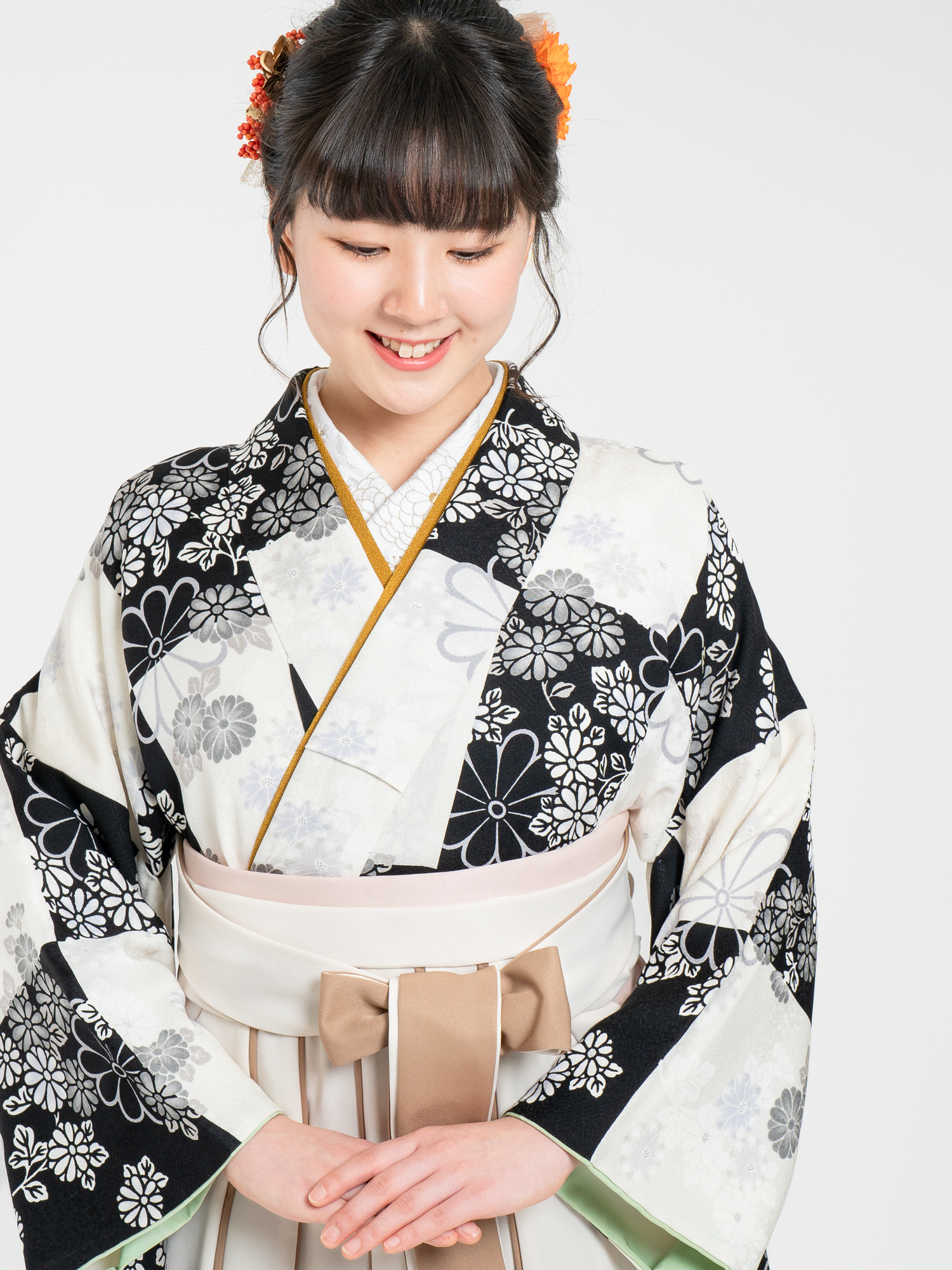 正絹の二尺袖着物と袴のレンタル商品。品番2−２０。市松模様が特徴。