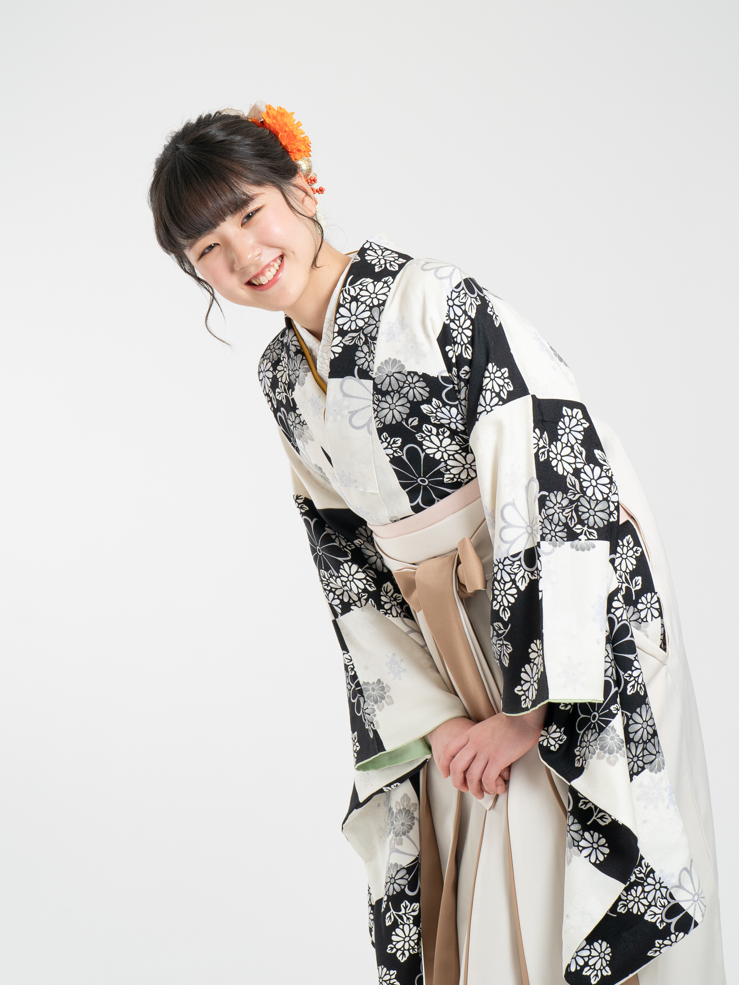 正絹の二尺袖着物と袴のレンタル商品。品番2−２０。卒業式前撮りなどの写真撮影も可能です。
