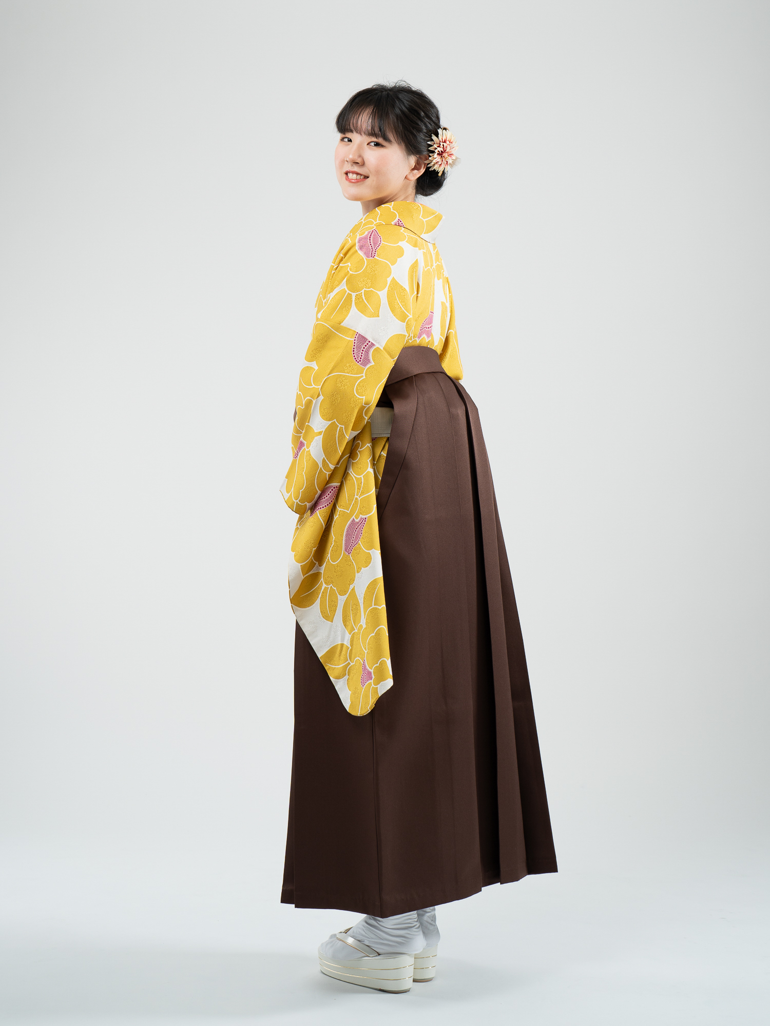 品番2-63の正絹着物と袴レンタルの横からの姿