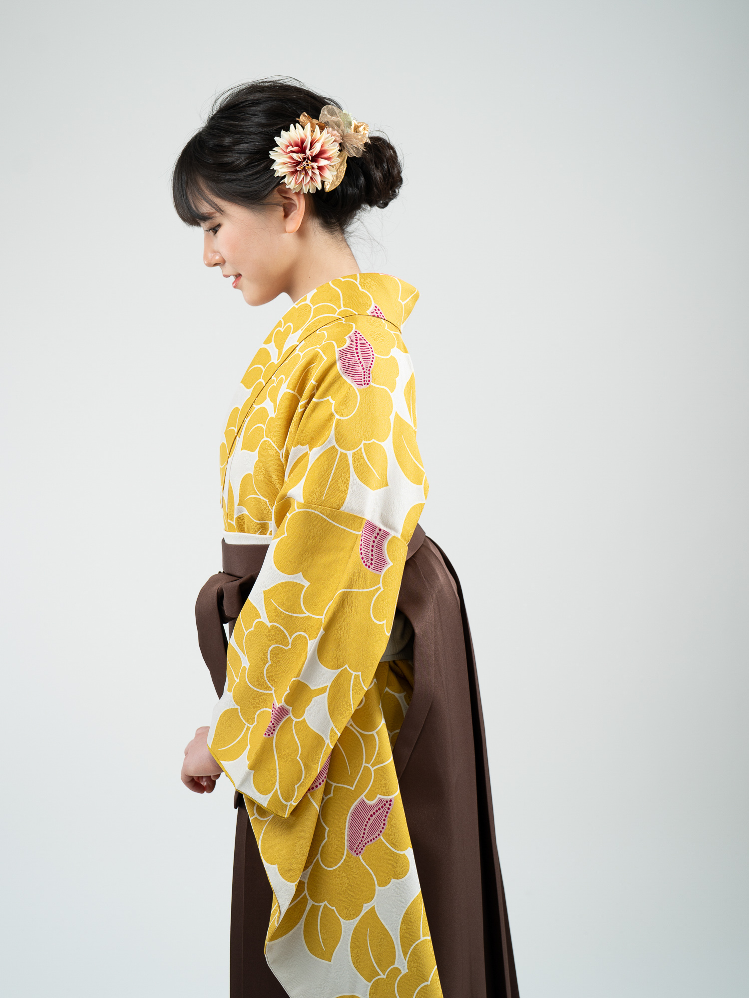 品番2-63の正絹着物と袴レンタルの横からの上半身。