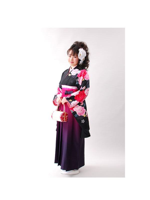 【高級卒業式袴レンタル】2p-18 黒地　ピンクや赤の花柄 サイズ 洋花・桜