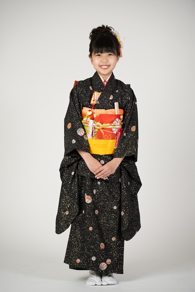 【7歳女の子の高級着物レンタル】七五三の着物・正絹（シルク） 黒色・まり柄　品番：7-112
