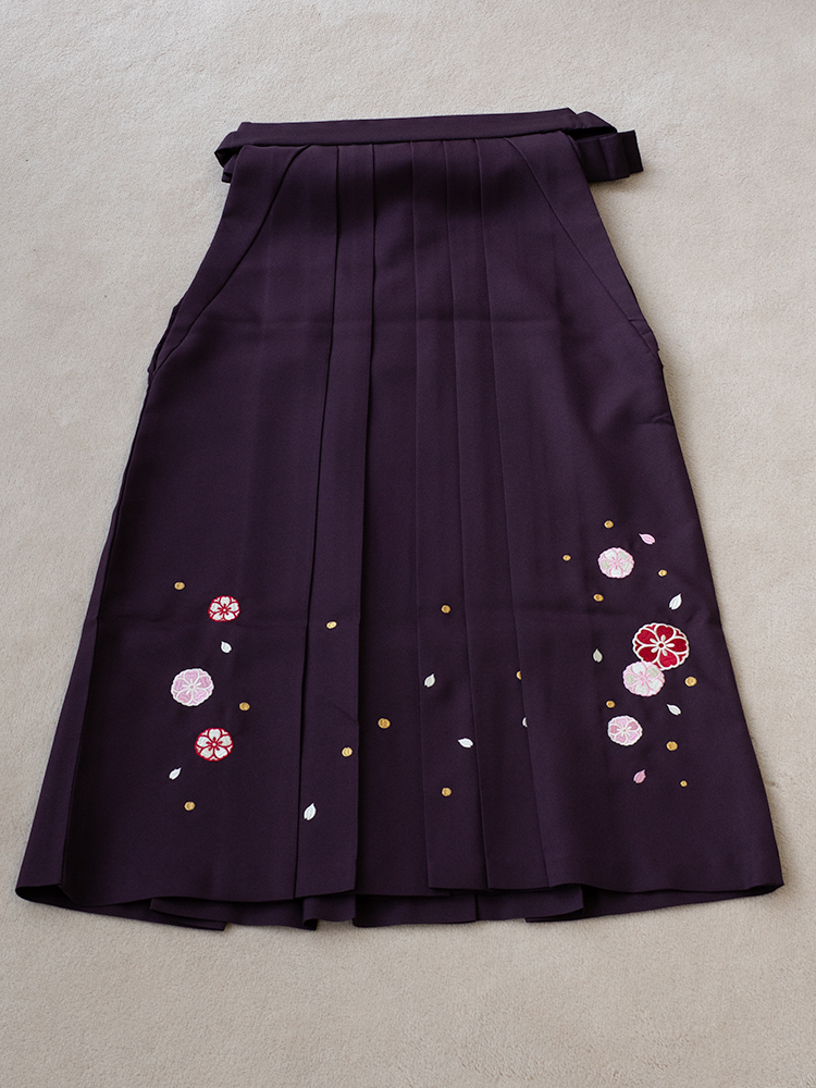 小学生用の袴レンタル・刺繍ありの濃い紫色・145cm-153cm向け