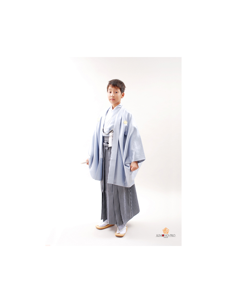 十三参りの男の子用きものと袴セット。品番jmens-2番。淡い水色のきものと羽織に袴の明るいイメージの13歳用着物です。