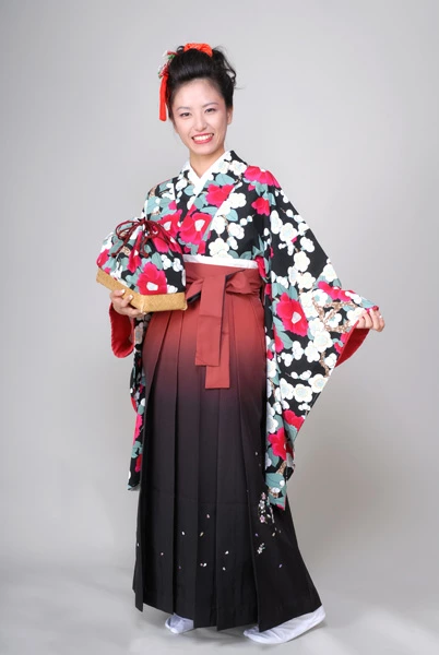 【高級卒業式袴レンタル】ポリエステル二尺袖　黒地　梅と赤い椿 サイズ 椿・梅　品番：okajyu-8
