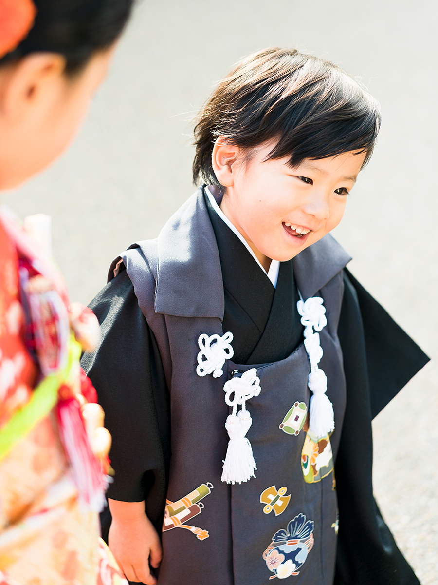 正絹の被布（男の子）黒地に宝尽くし
