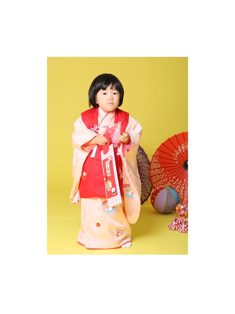 高級七五三レンタル Kd 34 三才の女の子用被布セット 黄色 赤 サイズ 毬 Kimono Pro キモノプロ 京都のきものレンタル 全国宅配 ご来店ご下見も大歓迎