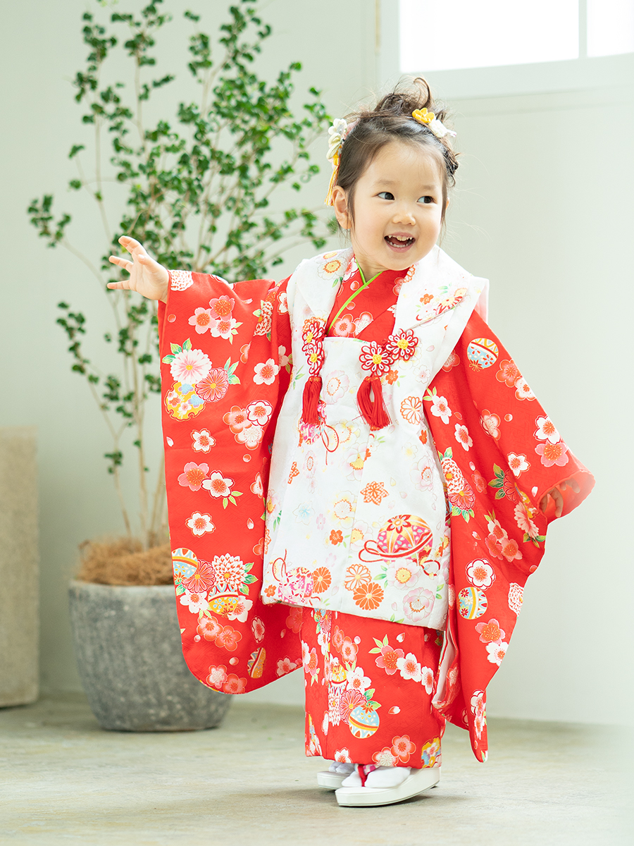 七五三の着物レンタル ３歳の女の子用の白い被布と赤いきもの Kd 43番 Kimono Pro キモノプロ 京都のきものレンタル 全国宅配 ご来店ご下見も大歓迎