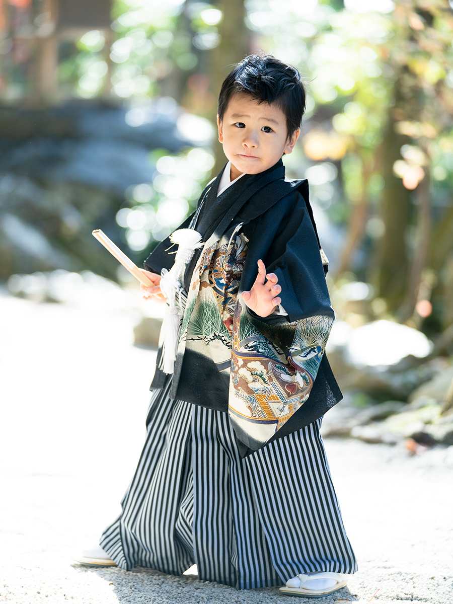 五歳の男の子着物レンタル。黒地で松葉柄が特徴。