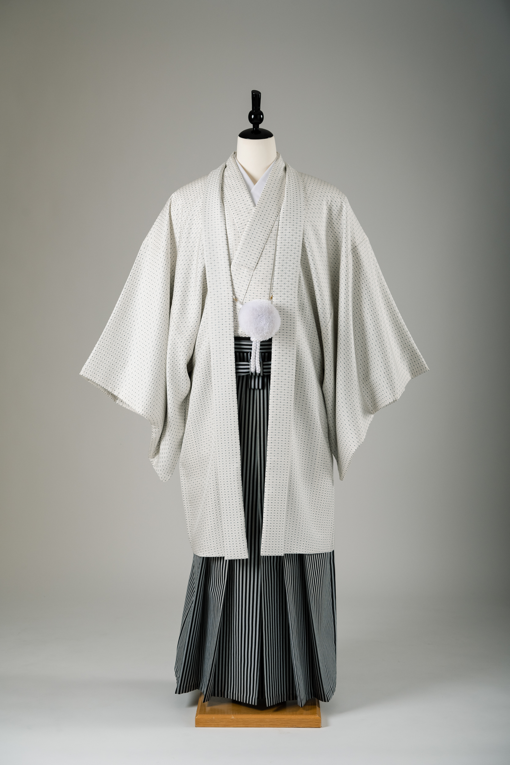 男性衣装の白色（オフホワイト）の正絹の着物・羽織・袴レンタル