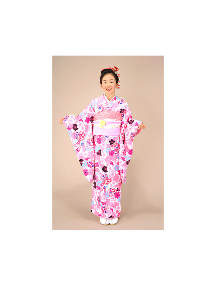 乙葉ブランドの十三参り用きもの。女の子向け。白色