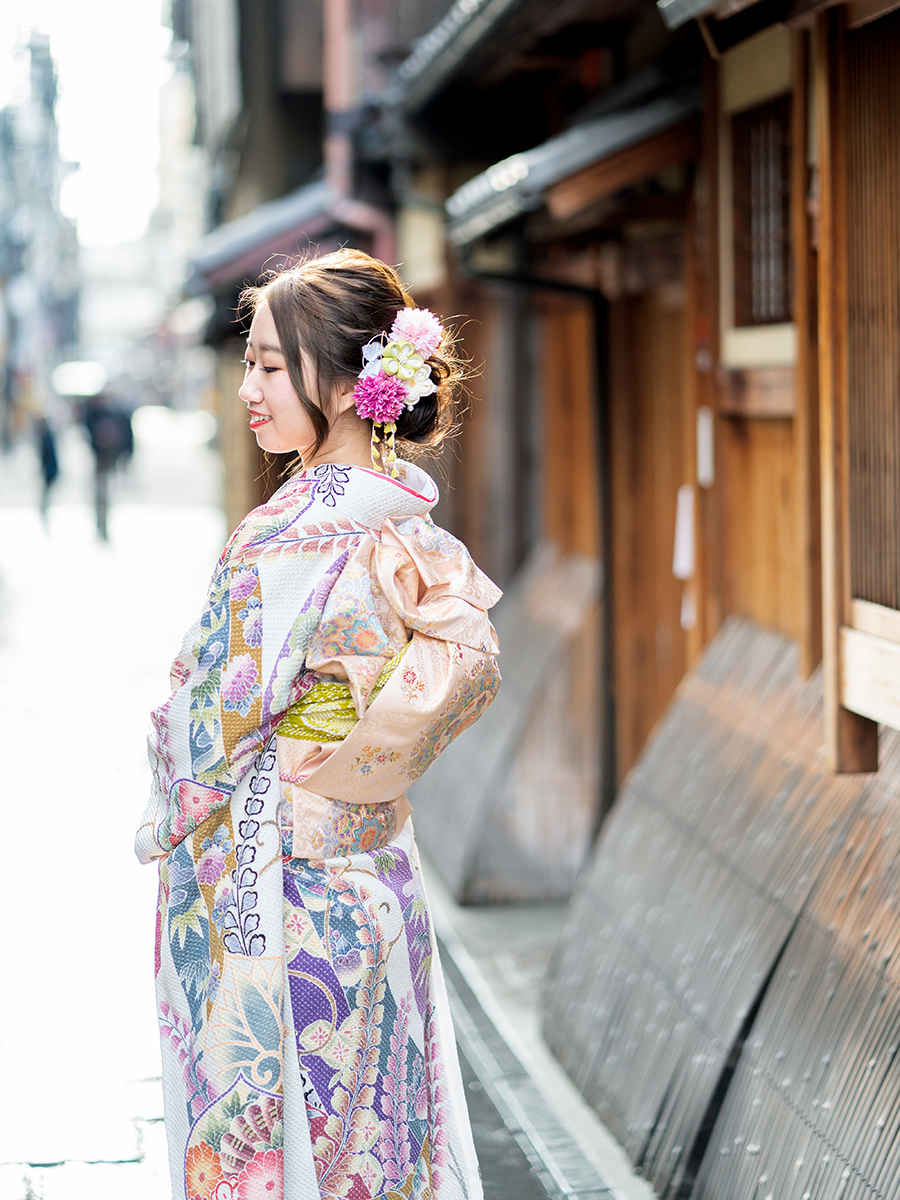 振袖 藤娘きぬたや 花模様 蝶 オフホワイト 正絹 着物 袷-