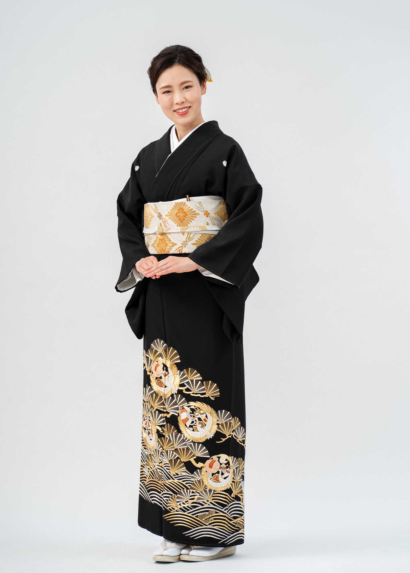 【最高級総刺繍の黒留袖レンタル】松葉に鶴と宝尽くし・MLサイズ（160cm中心）品番t-663 