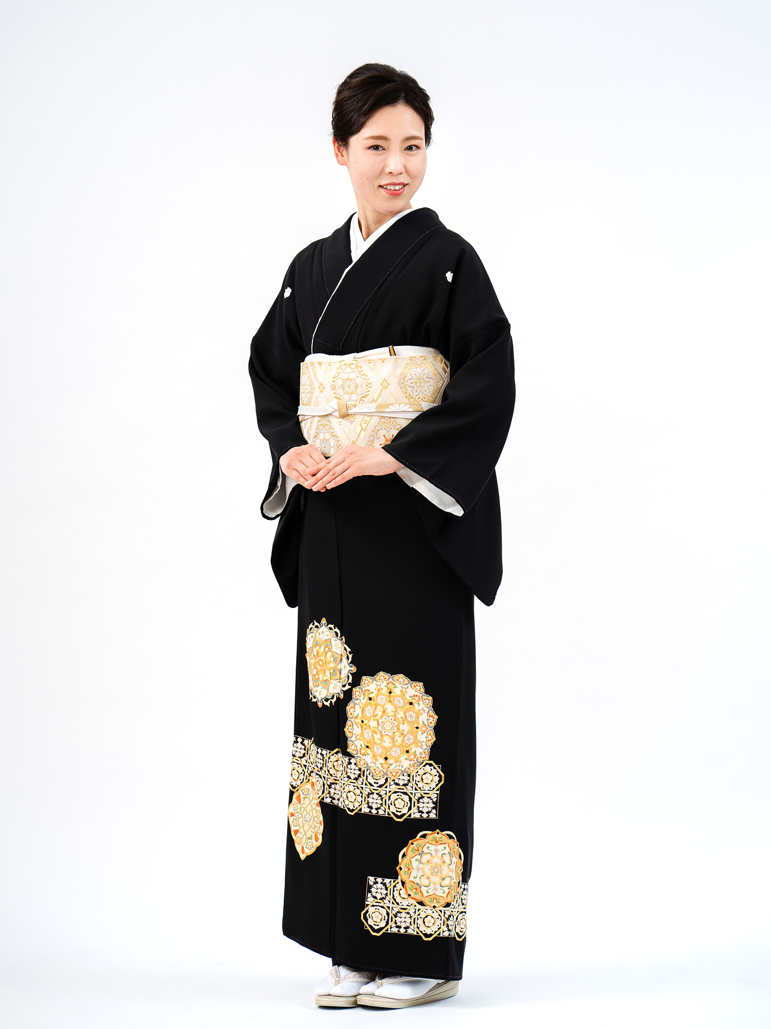 金駒などの刺繍を散りばめた京友禅黒留袖の着姿。レンタル商品としてご提案。