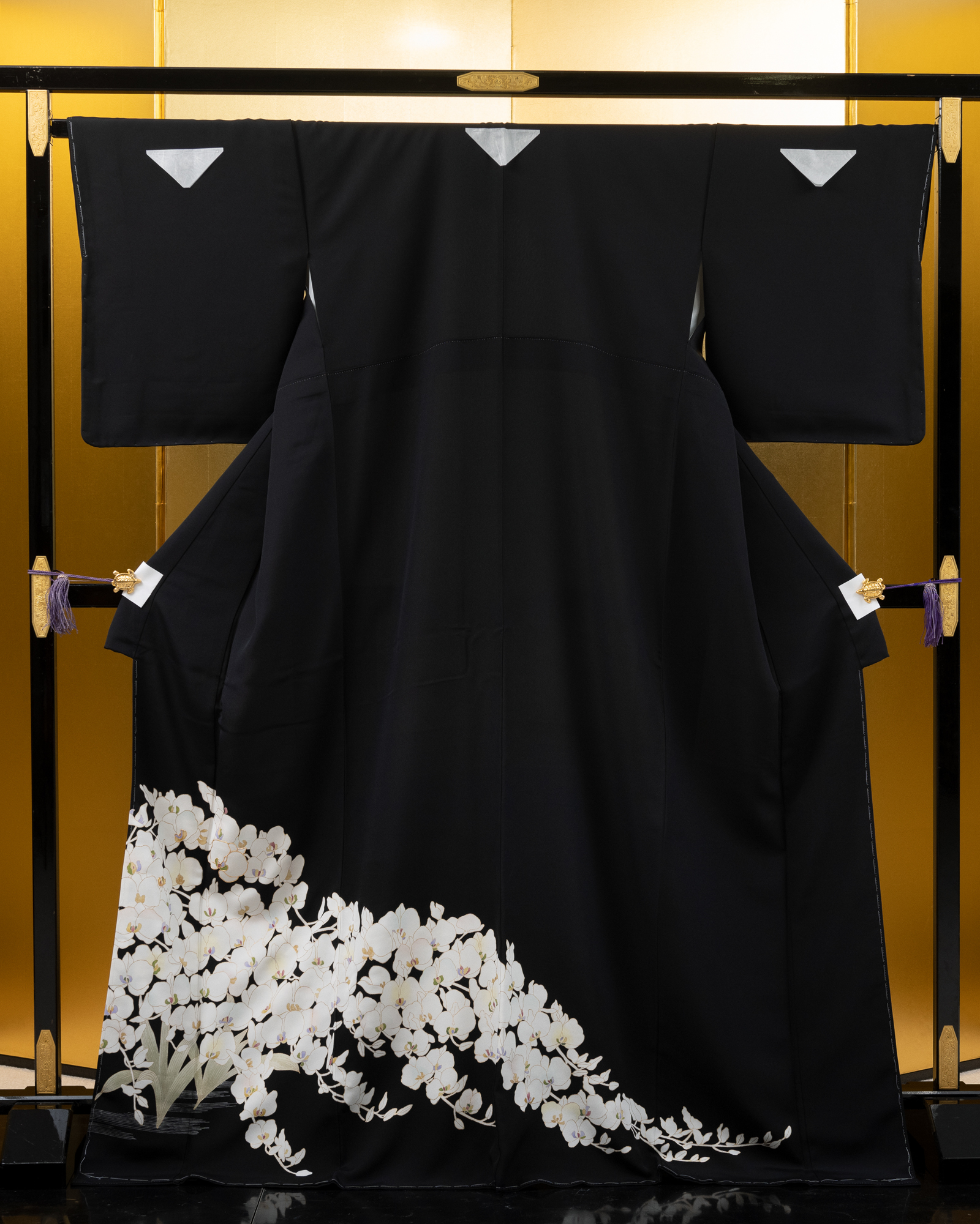 【最高級黒留袖レンタル】t-675 最高級の京友禅黒留袖 　「胡蝶蘭」 　MLサイズ 