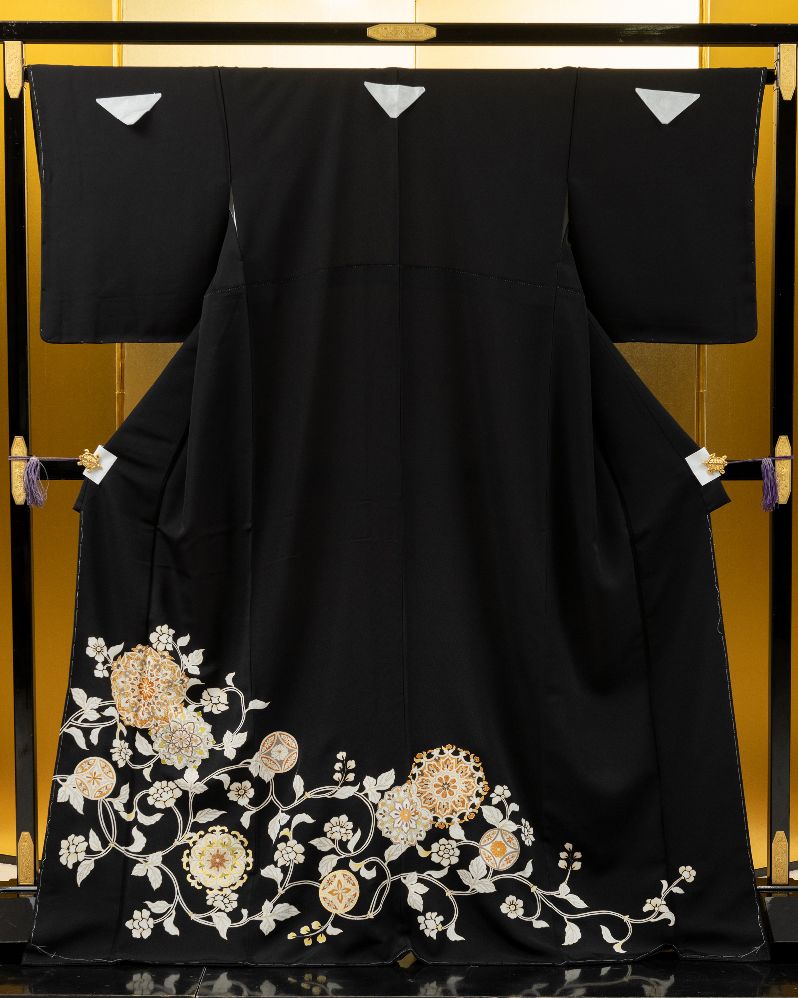 【最高級黒留袖レンタル】t-676 最高級の京友禅黒留袖 　「華文・唐草」 　MLサイズ 