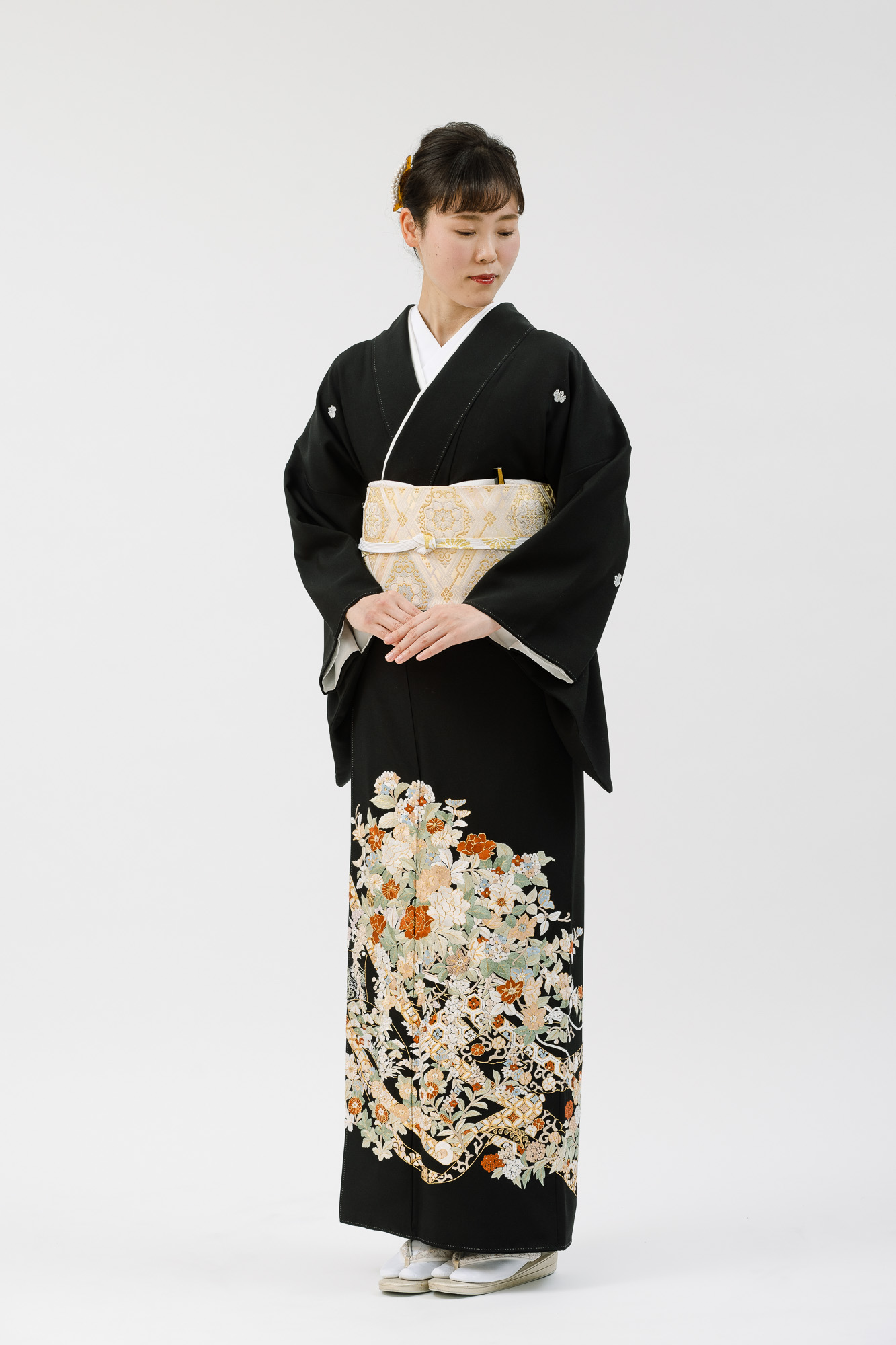 【最高級黒留袖レンタル】t-677 最高級の総刺繍黒留袖 　「花々」 　MLサイズ 