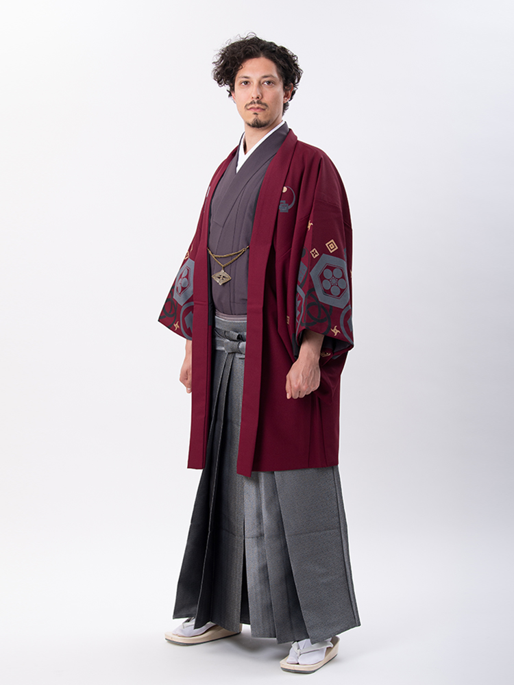 つるの剛士ブランドの男性着物と羽織と袴です。エンジ色でオシャレなタイプ
