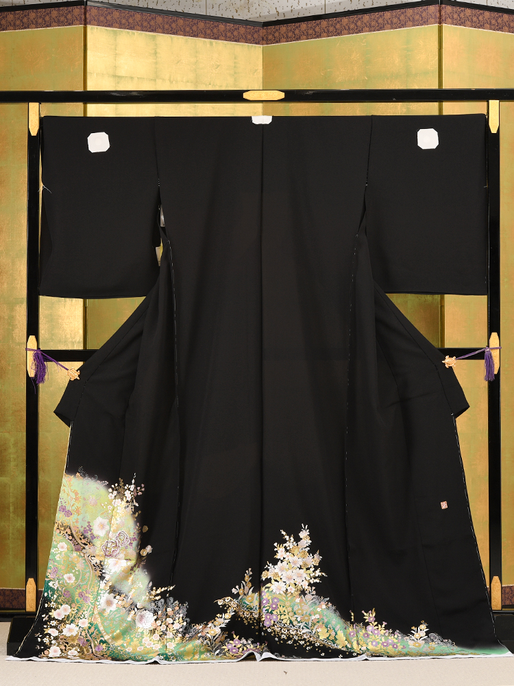 【高級黒留袖レンタル】yumi-katsura-25 桂由美ブランドの黒留袖「花の音」 MSサイズ 黄緑色で薔薇の柄