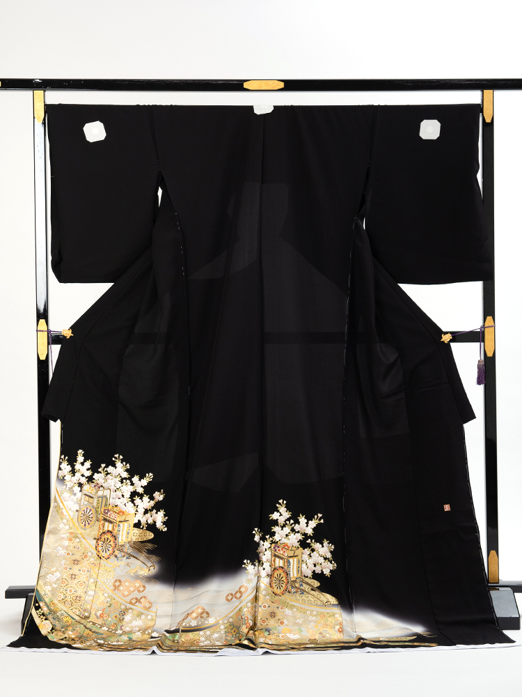 【幅広サイズの桂由美黒留袖レンタル】yumi-katsura-26・御所車柄の留袖・サイズLOで裄丈長め