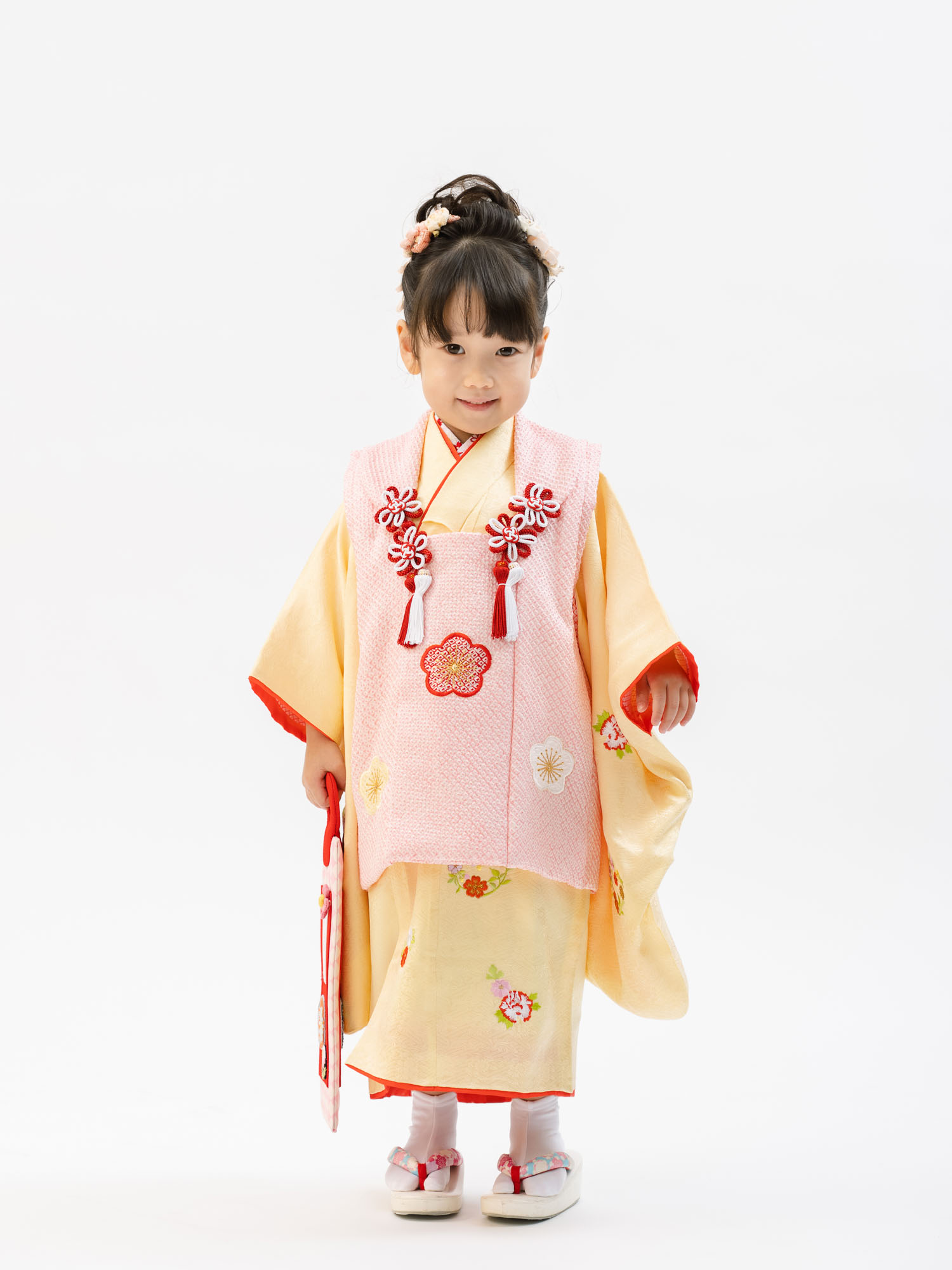正絹の3歳女の子着物＆被布セットレンタル。絹の手触りと風合いが上品で高級感を醸し出します。