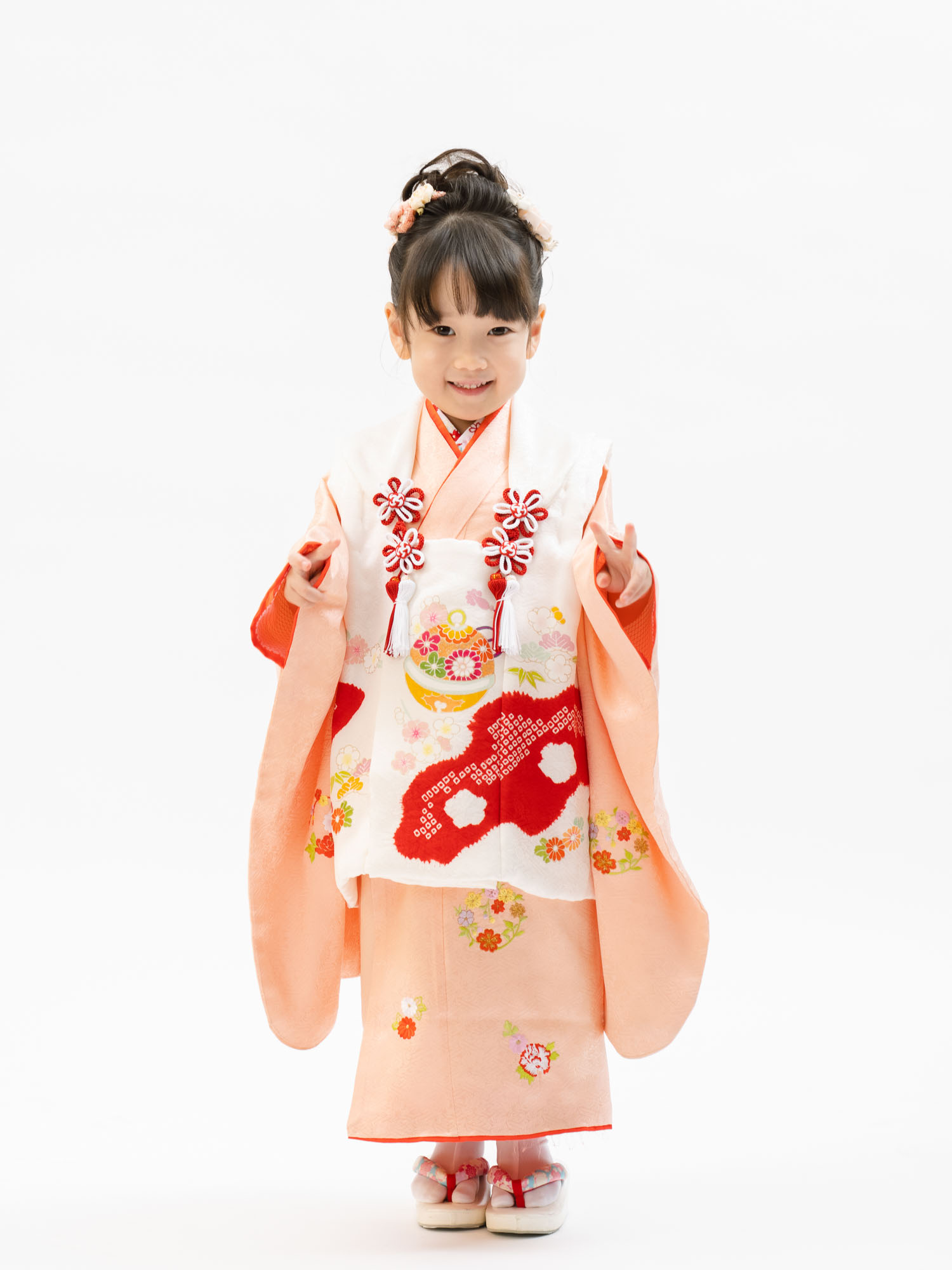 正絹の3歳女の子着物＆被布セットレンタル。絹の手触りと風合いが上品で高級感を醸し出します。