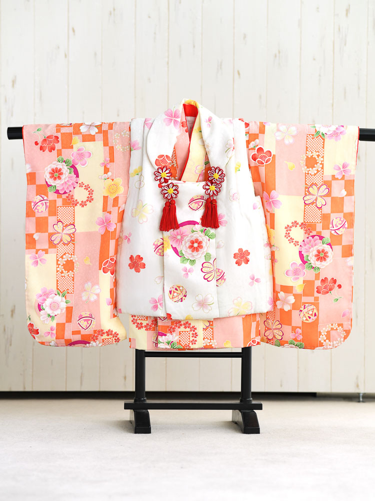 【七五三の着物レンタル】 ３歳の女の子用被布セット　オレンジ系・白　花柄 　品番：KD-29