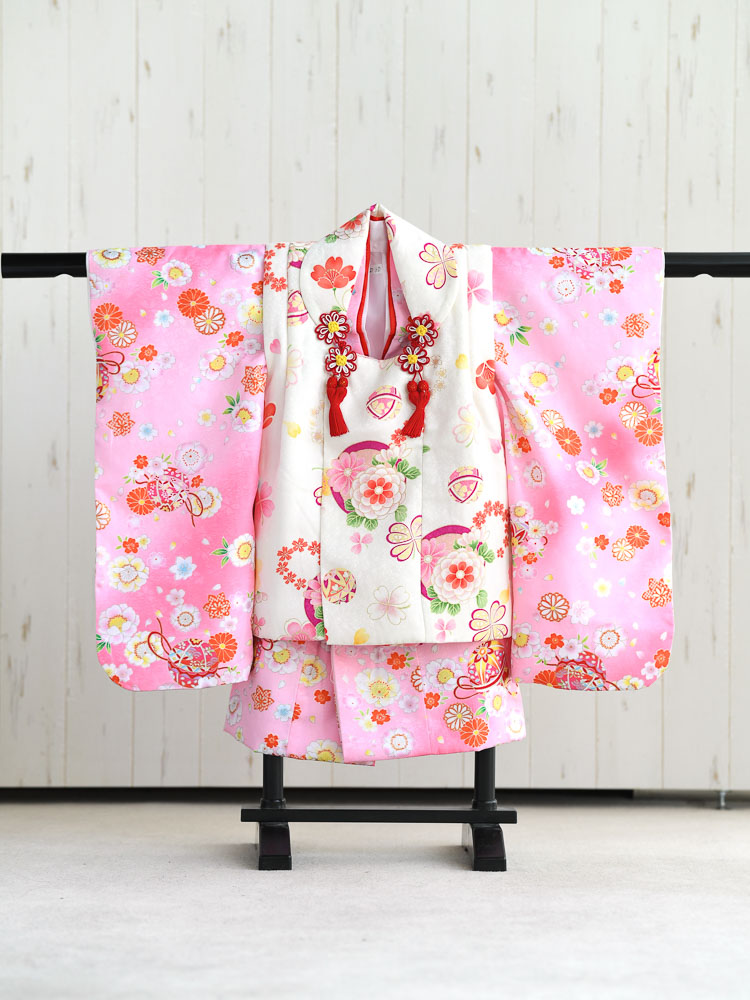【七五三の着物レンタル】 ３歳の女の子用被布セット　ピンクと白　花柄 　品番：KD-30