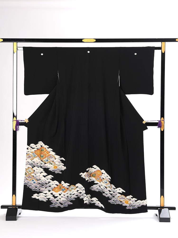 【WEB申込限定】 【高級黒留袖レンタル】t-101 小柄な方向け・七宝と松 Sサイズ 七宝文様・松・宝尽くし