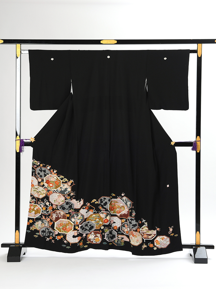 【WEB申込限定】 【高級黒留袖レンタル】t-104 亀甲に四季の花 Sサイズ 亀甲・四季の花