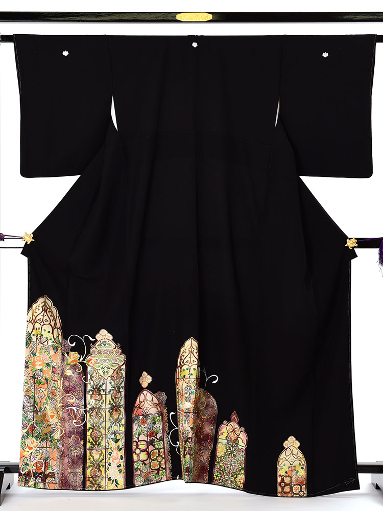 【高級黒留袖レンタル】t-471LL チャペルウエディング向けの留袖・暖色系のＬＬサイズ LLサイズ ステンドグラス・バラ柄