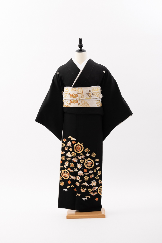 【高級黒留袖レンタル】t-607 宝尽くし総刺繍 Mサイズ 総刺繍・宝尽くし